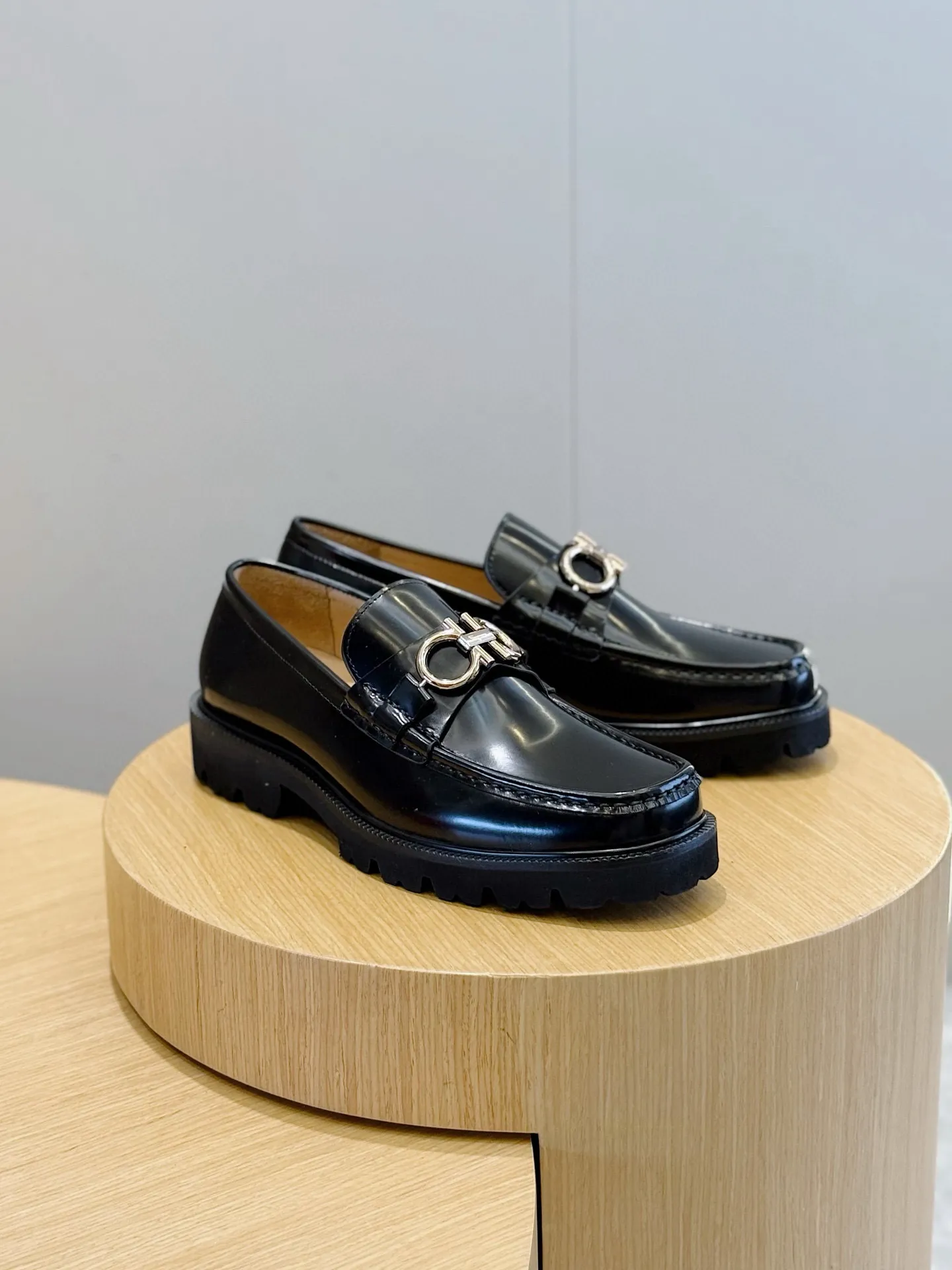 [Ferragamo] Top P: 760💰 Number of yards: 39~44 (38.45. Customized, non-returnable) Ferragamo men's leather derby shoes. The new derby shoes are light in texture and cool in style. They adopt exquisite eyelet uppers and novelly define urban trends. Made of brushed cowhide, it has a plump and rounded toe box and is decorated with delicate wingtip decorative details. Imported cowhide + cowhide lining.